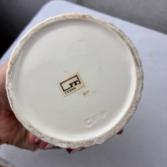 Fits & Floyd Hand Painted Coquille Trinket Dish W/Lid Pink White Scalloped Shell - Picture 4 of 7